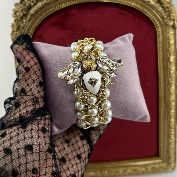 Vintage Luxury Honeybee Gold White Pearl Linked Bracelet - Picture 3 of 14